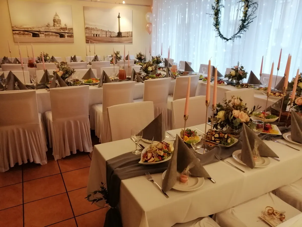 Lange Festtafel im Saal