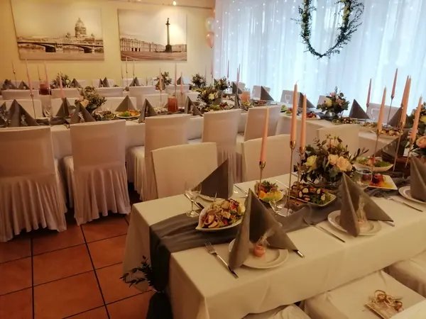 Festtafel mit Kerzen
