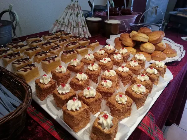 Kuchenbuffet mit Törtchen