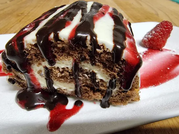 Dessert mit Schokolade und Erdbeeren
