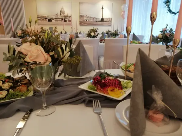 Saal mit festlich gedeckten Tischen