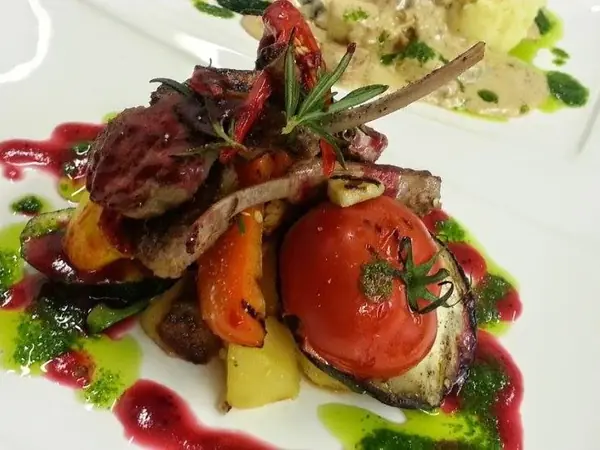 Lammkoteletts mit gegrilltem Gemüse