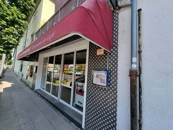 Eingang des Restaurants von der Straße