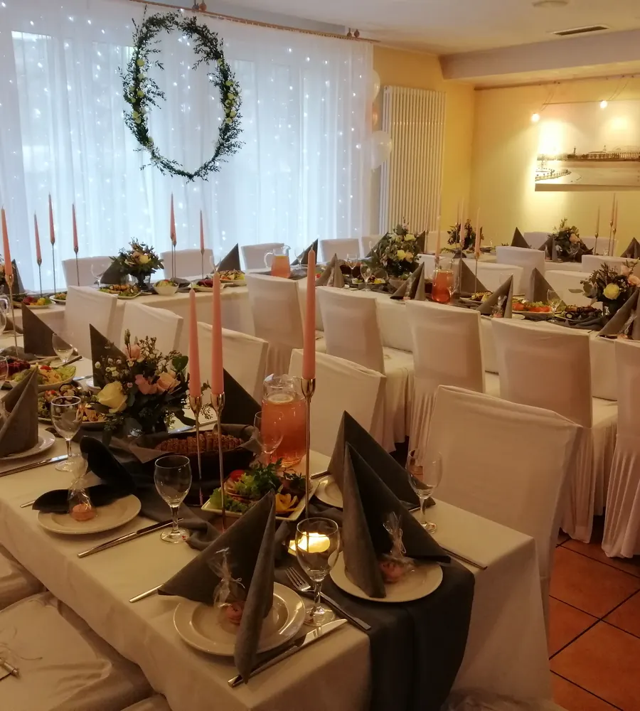 Festlich gedeckter Saal des Restaurants Sankt Petersburg